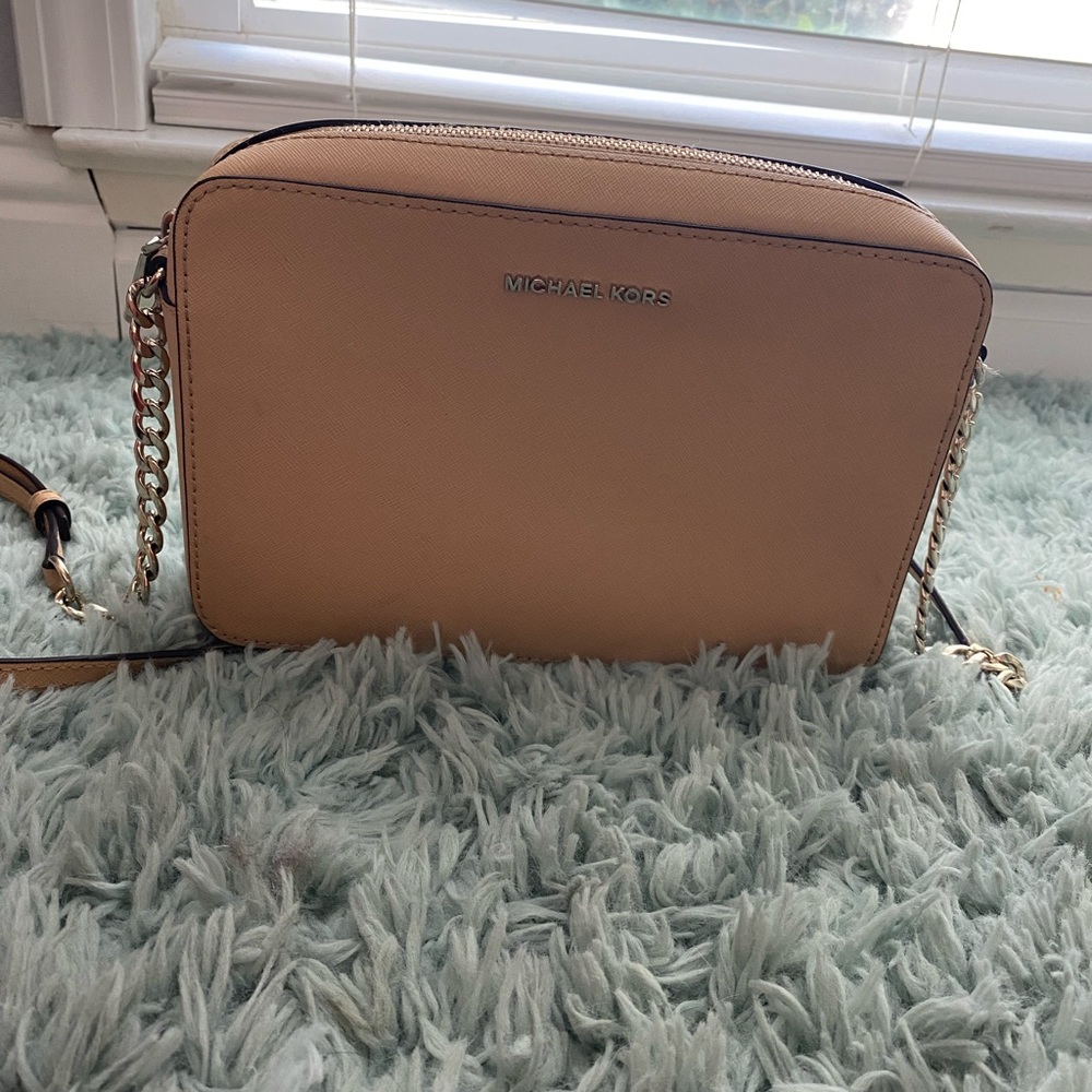 ✨Michael Kors tan crossbody✨
